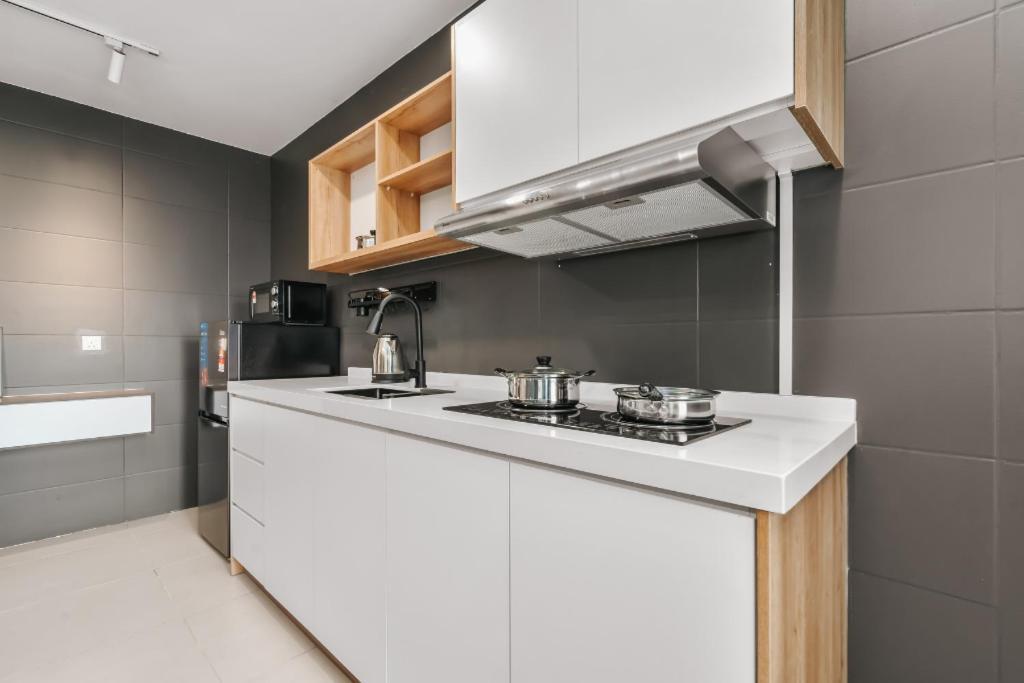 Nowhere 2Br & 2Bath Apartment With Balcony @ Reizz Residences กัวลาลัมเปอร์ ภายนอก รูปภาพ